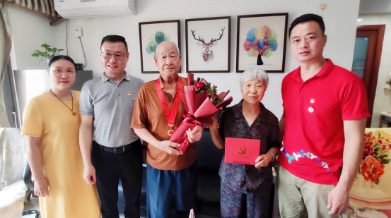 综合处党支部开展“不忘百年初心，传承红色基因”主题党日活动46.png