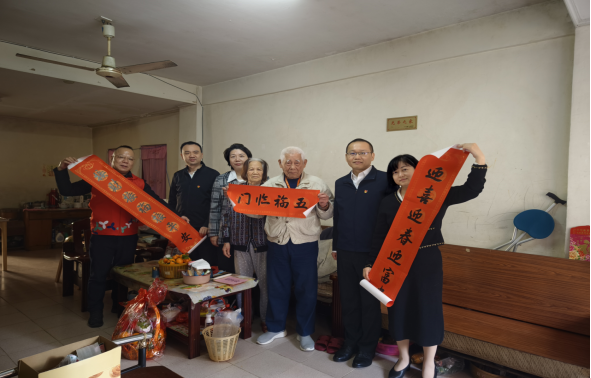 （信息稿）情系老党员 关怀暖人心——市委编办春节前夕组织到“一对一”挂点联系社区开展走访慰问活动389.png